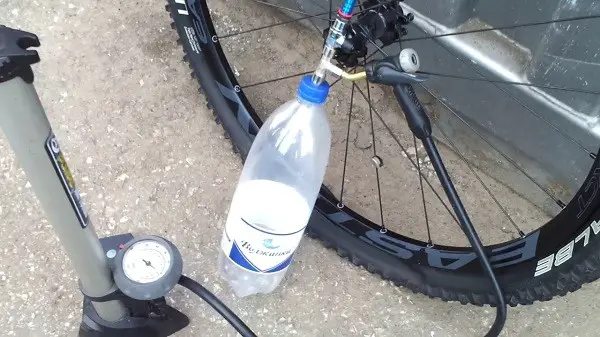 modul de umflare a unei roți de bicicletă fără pompare