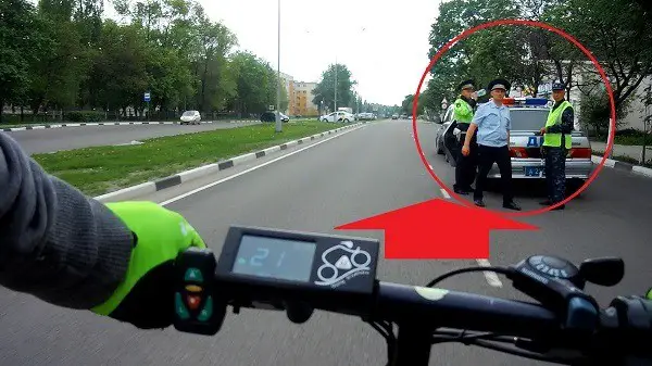 Poliția rutieră și un biciclist electric