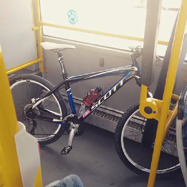 Авито доставка велосипед можно ли. Велосипед в маршрутке. Провоз велосипеда в автобусе. Место для велосипедов в автобусе. Автобус с креплением для велосипеда.