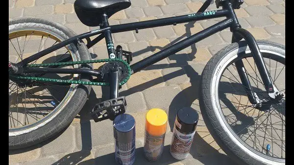 vopsirea bicicletei cu o cutie de spray