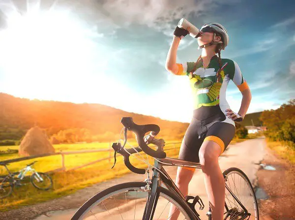 luați cu dumneavoastră o sticlă de apă atunci când mergeți pe bicicletă