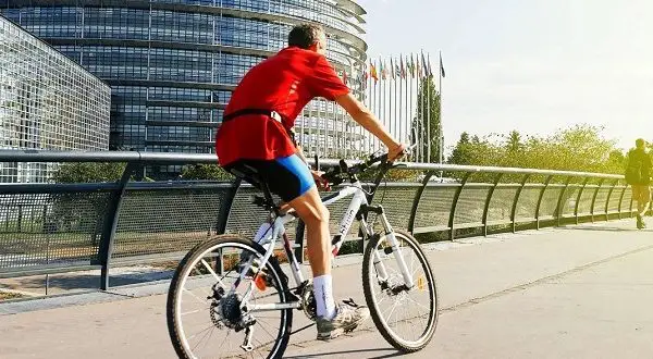 Cum să conduci corect o bicicletă pe carosabil