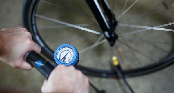 verificați nivelul de presiune al anvelopelor de pe bicicletă