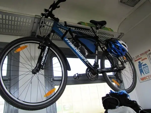 plasarea unei biciclete în tren