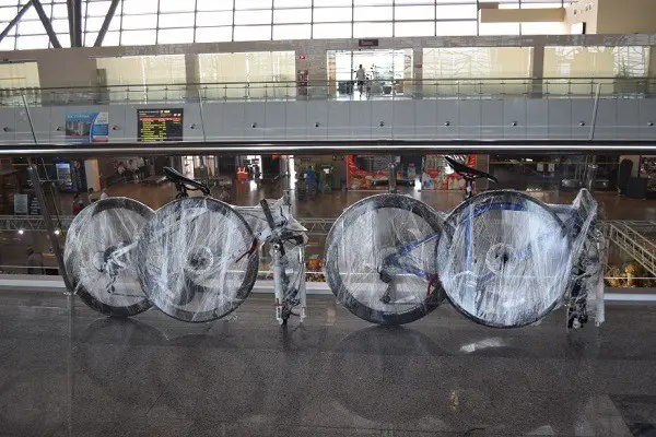 împachetarea bicicletei pentru transportul cu trenul