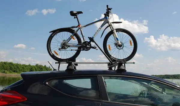 o bicicletă pe acoperișul mașinii