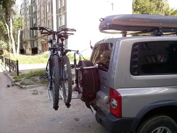 transportarea unei biciclete pe roata de rezervă