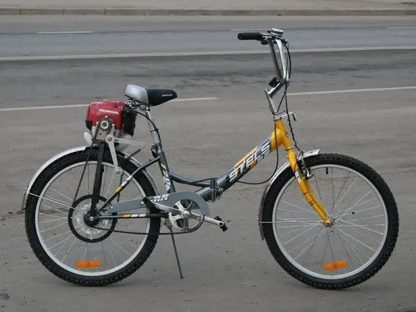 bicicletă cu motor pe benzină