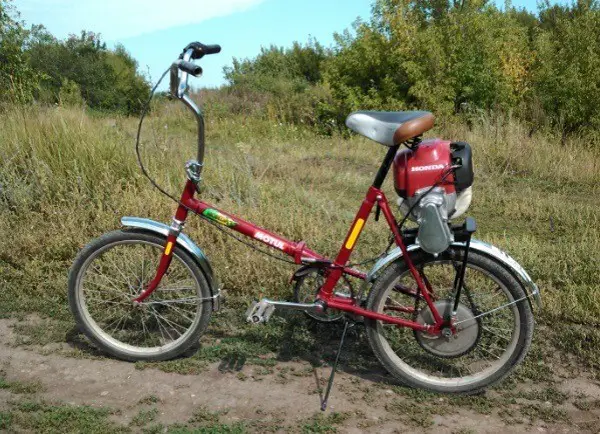 bicicletă cu un motor de trimmer