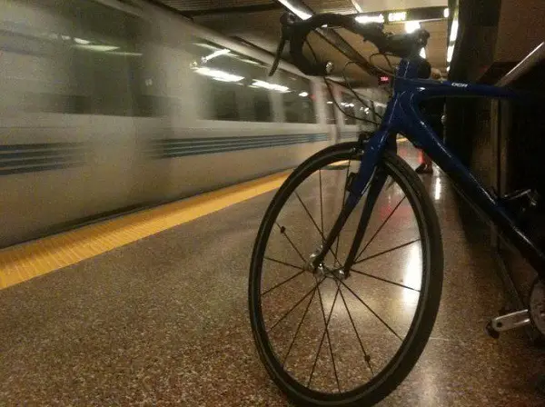 o bicicletă în metrou