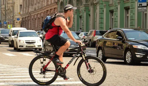 biciclist care vorbește la telefonul mobil